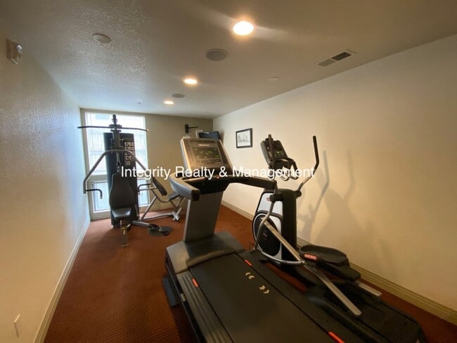 Building Photo - 2620 W Front View Cres Dr