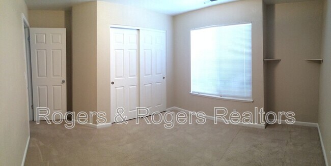 Building Photo - 213 Houghton St