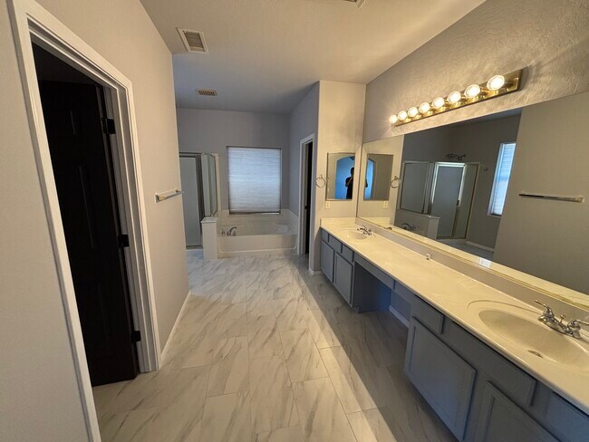 Building Photo - 461 W Flamingo Dr