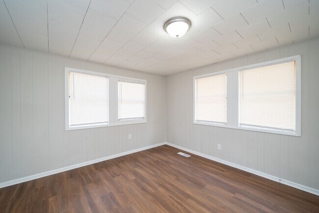 Building Photo - Charming Corner-Lot Home in Bessemer – So ...