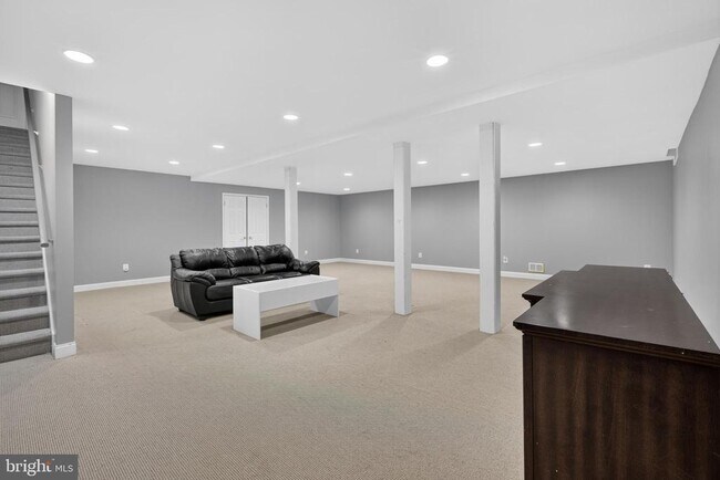 Building Photo - 16 Oak Leaf Ln