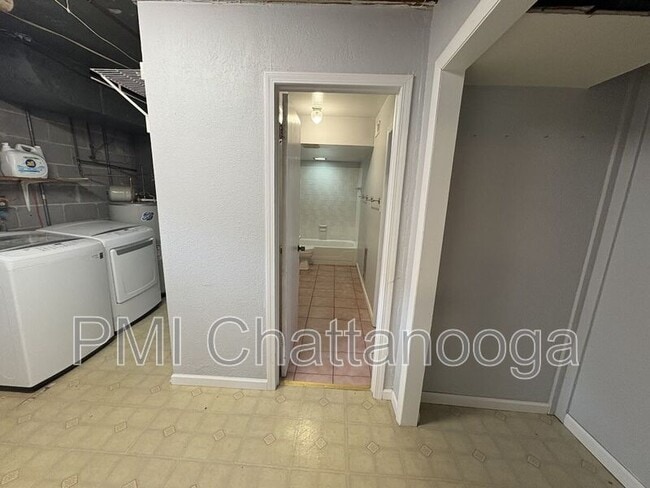 Building Photo - 4240 Crestview Dr