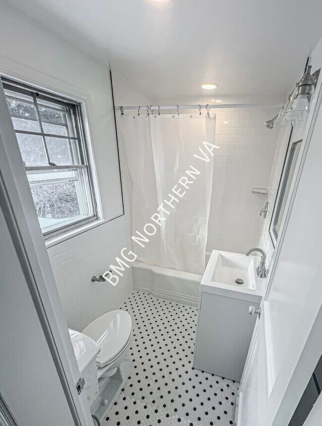 Building Photo - 2300 N Buchanan St