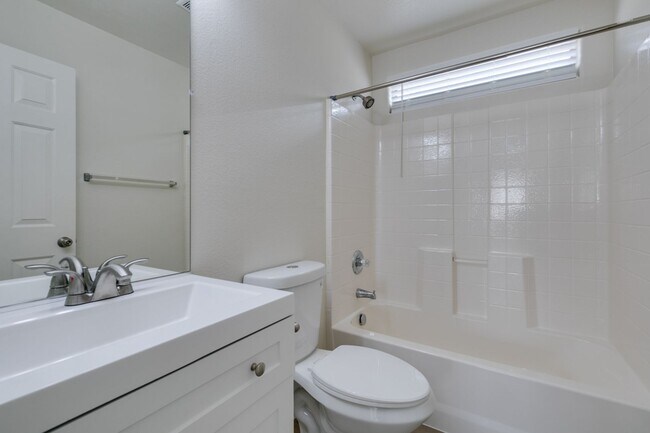 Building Photo - Charming 4 Bedroom, 3 Bathroom Home Near S...