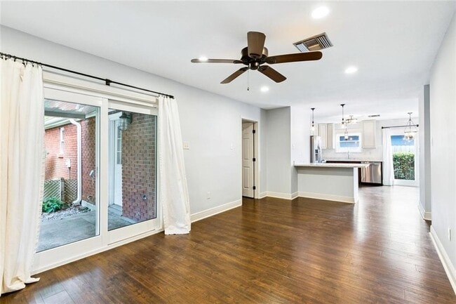 Building Photo - 1433 Poinsettia Dr