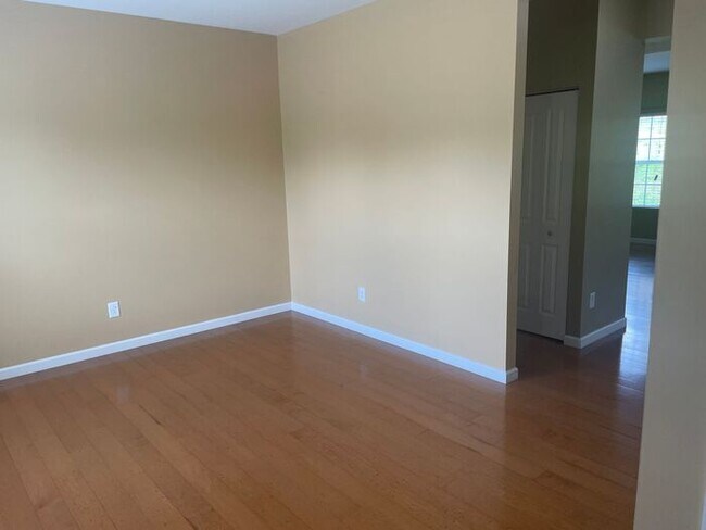 Building Photo - Large 3 Bedroom/2.5 Bath/Bonus/Florida Room