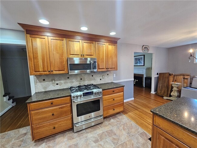 Building Photo - 50 Greenview Dr
