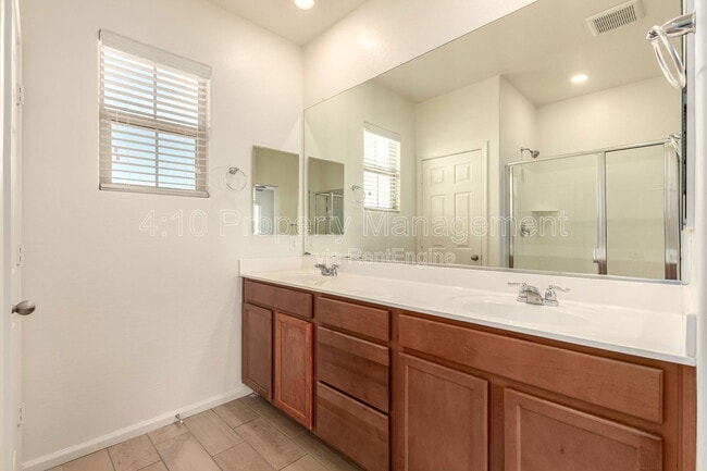 Building Photo - 5216 S 16th Pl