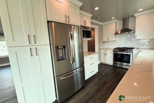 Building Photo - 424 Manor Dr
