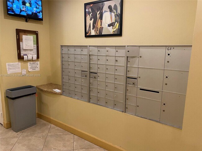 Building Photo - 2630 SW 28th St