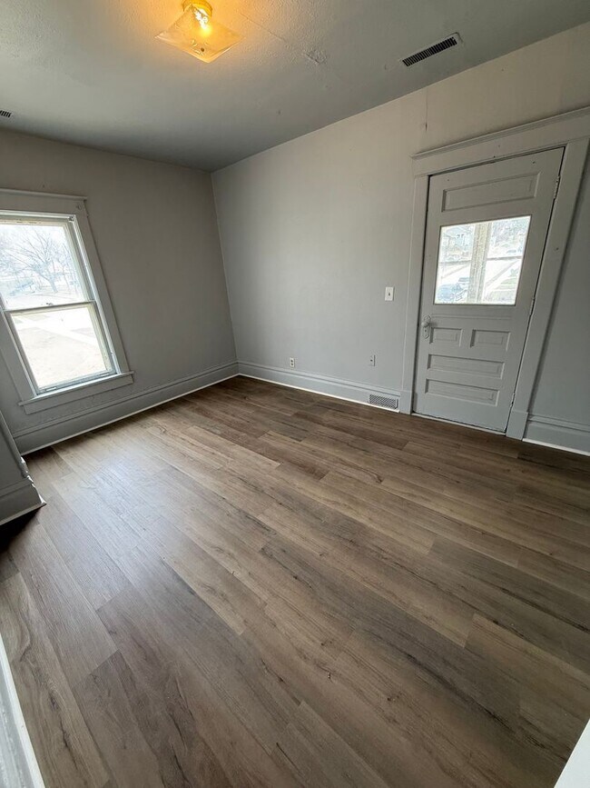 Building Photo - 415 George St