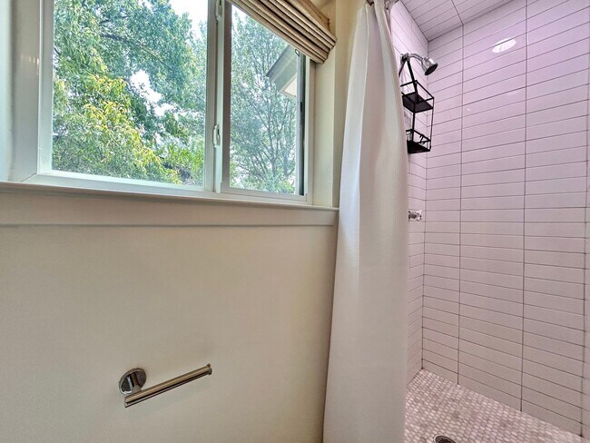 Building Photo - 4 Bed / 2 Bath Home with Covered Porch, Su...