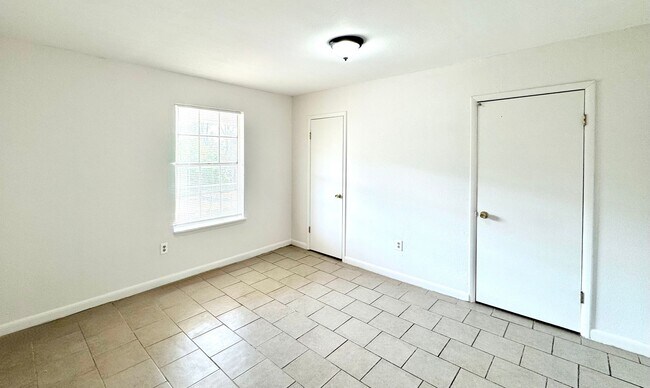 Building Photo - 2 Bed, 1.5 Bath Condo with Pool & Carport ...