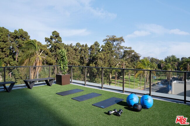 Building Photo - 525 Olive St