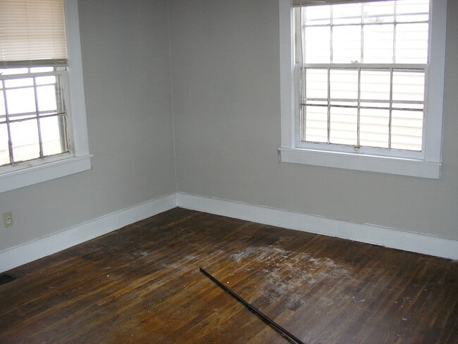 Building Photo - 1533 N Sunrise Dr