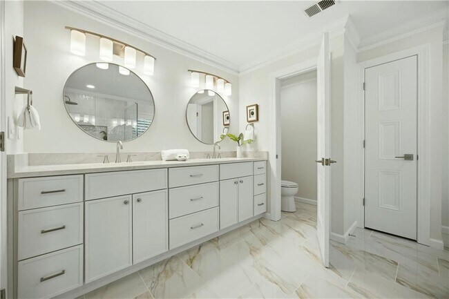Building Photo - 1390 Tennis Ct Pl