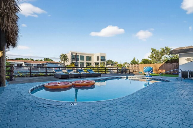 Building Photo - 2365 NE 195th St