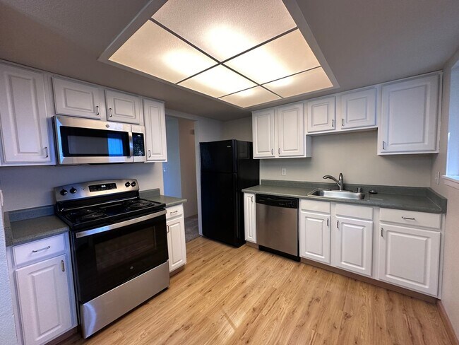 Building Photo - Charming 2 bdrm, 1 bath in Maplewood Neigh...
