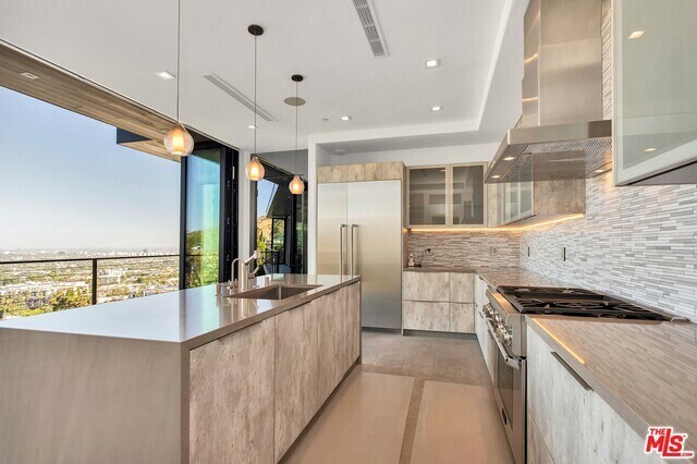 Building Photo - 8130 Laurel View Dr