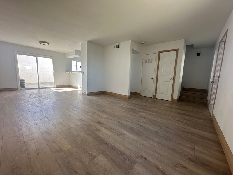 Building Photo - 347 N Eucalyptus Ave