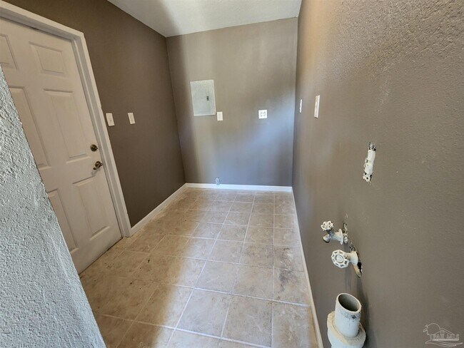 Building Photo - 3052 Creighton Rd