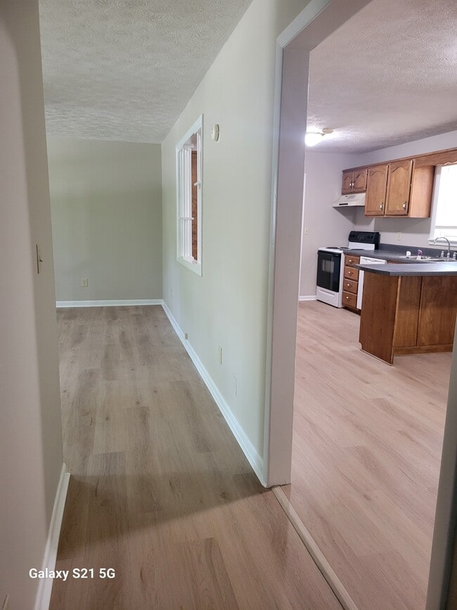 Building Photo - 253 Ivanhoe Ln
