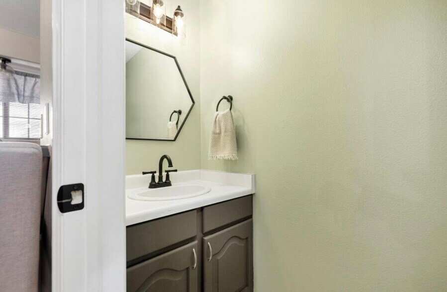 Building Photo - 1045 N 1725 W