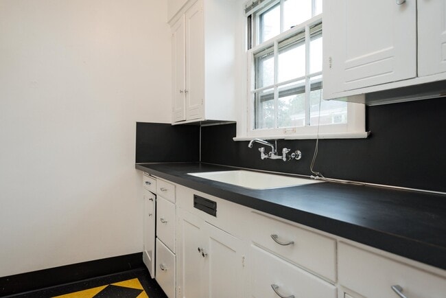 Building Photo - 5600 NE Sandycrest Terrace