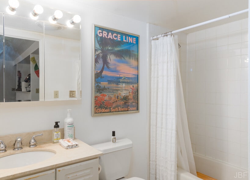 Hallway Bath - 20 Webster St