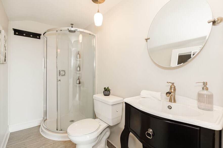 Building Photo - 1354 Broadway-SI ID1056136P