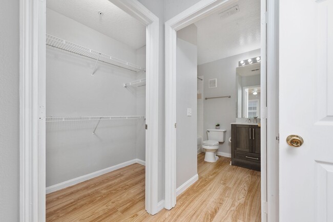 Building Photo - 2 Bedroom 2 bathroom  Condominium.