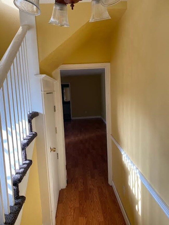 Building Photo - UNIVERSITY LIVING - Beautiful 5 Bedroom Ho...