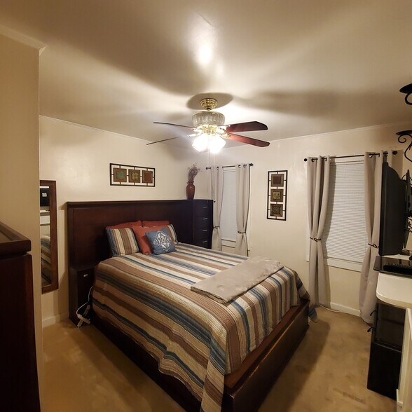 Building Photo - 1222 N Spring St