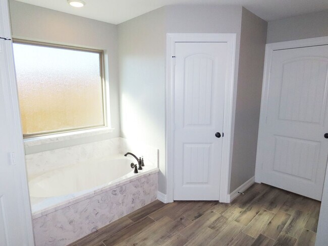 Building Photo - Stunning 4 Bedroom, 2 Bath Home in Lindale