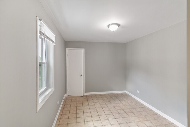 Building Photo - 621 Oneida St