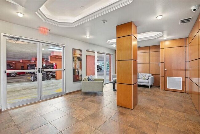 Building Photo - Executive Lakefront Living – 3 Bed, 2.5 Ba...