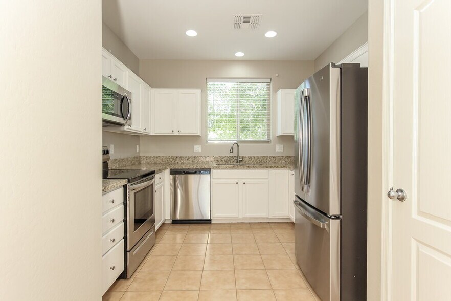 Building Photo - 1072 S 177th Dr