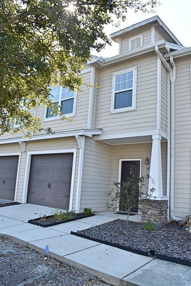 Building Photo - Freshly updated 3 Bedroom 2.5 Bath Townhouse 1 Car Garage available 3/1