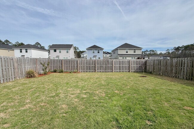 Building Photo - AVAILABLE EARLY MAY 2026! (Pet Friendly)