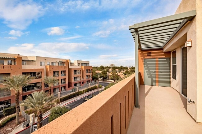 Building Photo - Sought after Park Avenue Condominiums/Top Floor Three Bedroom