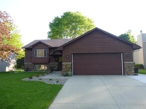 Building Photo - 4Bdrm-3bath Split NW Rochester