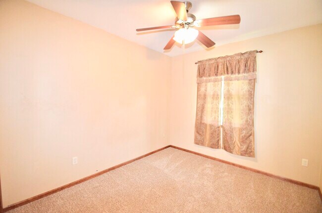 Building Photo - 27 5th St