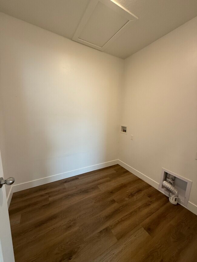 Building Photo - 471 W 15 S