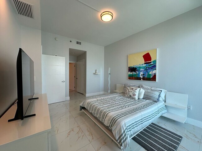 Building Photo - 950 Brickell Bay Dr