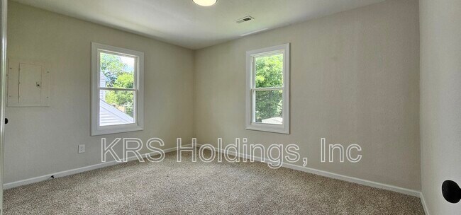 Building Photo - 308 St James Ave