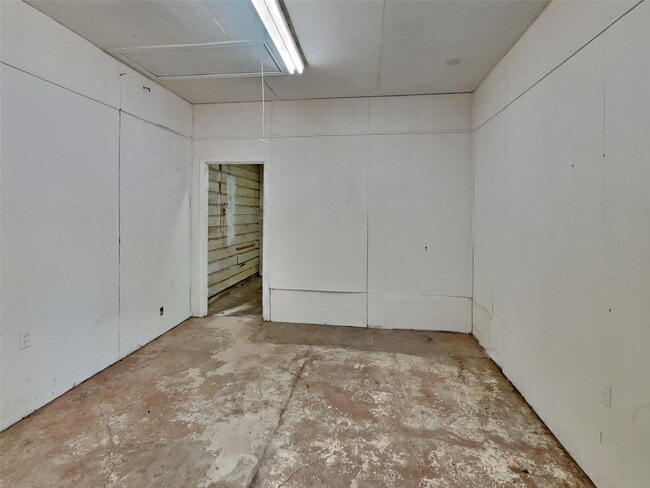 Building Photo - 3 BR/1BA |Single Family Home |  Gated backyard| In Denton