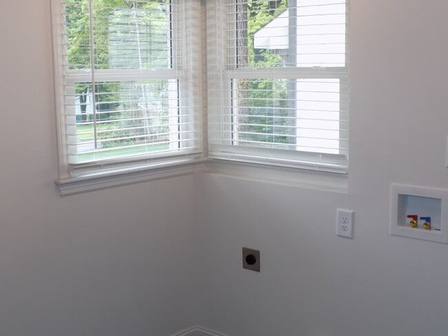 Building Photo - Charming Two Bedroom Duplex in Commonwealth Park!