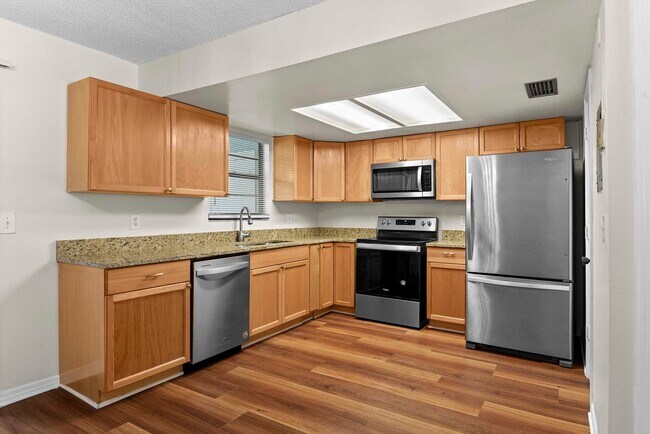 Building Photo - Fully remodeled 2 bedroom in Kissimmee available now!