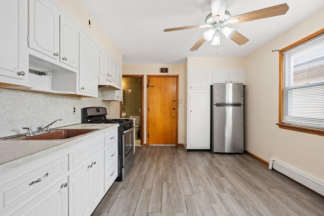 Building Photo - 39 W 51st St