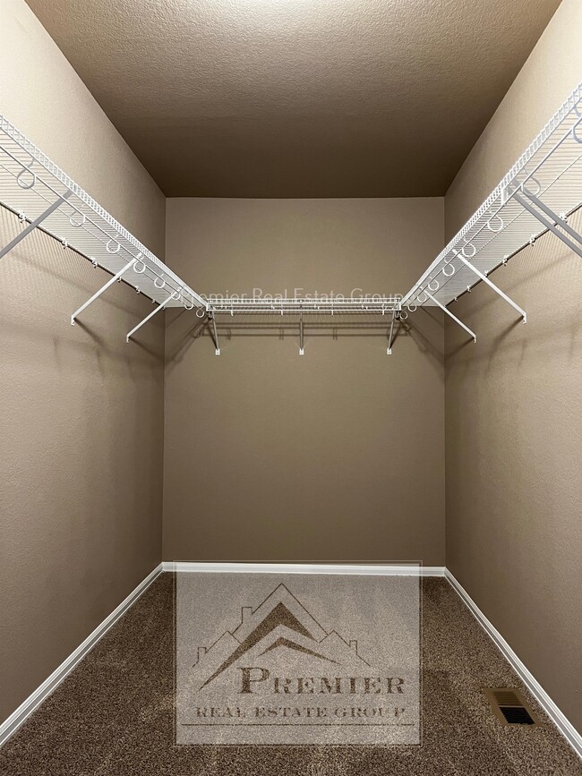 Building Photo - 7873 Sand Lake Heights